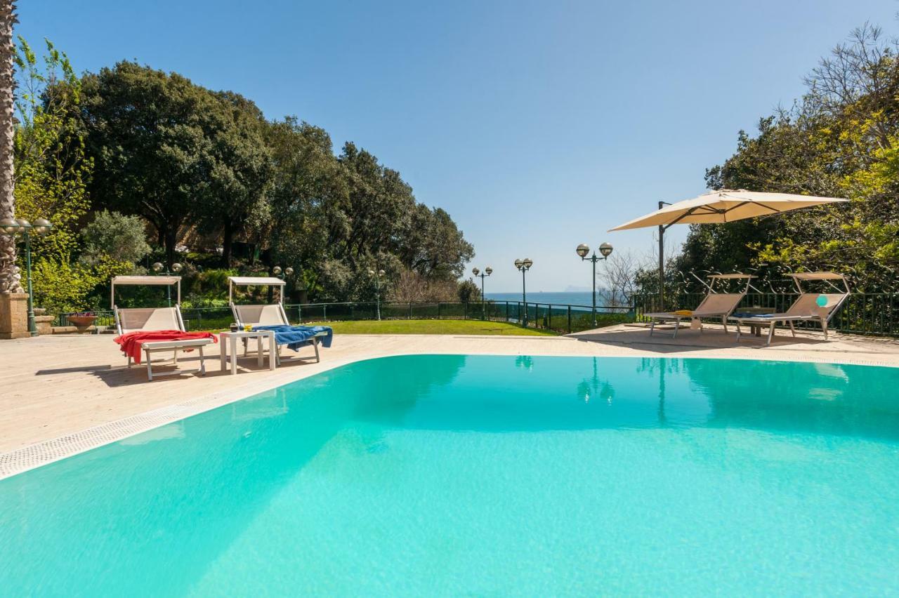 Holidays Naples Family - Pool In Front Of Capri Exterior foto